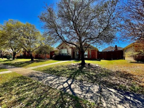 1829 Garrett Dr, Carrollton TX  75010-6313 exterior