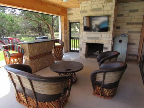 740 Mountain Valley Dr, Concan, TX 78838