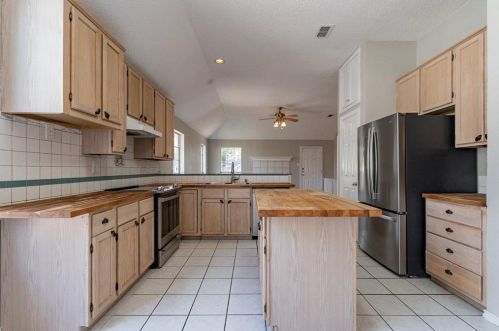 1621 Morrison Dr, Fort Worth TX  76112-3766 exterior