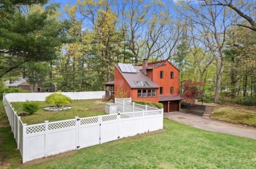 2 Box Turtle Ln, Windsor, CT 06095-2222