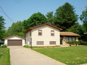 358 Columbus Ave, Galesburg, IL 61401-3308