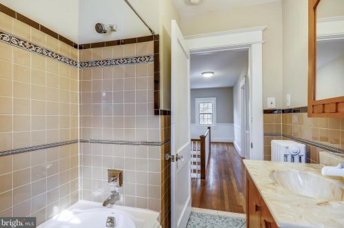 8401 Cedar St, Silver Spring MD 20910-4324 exterior