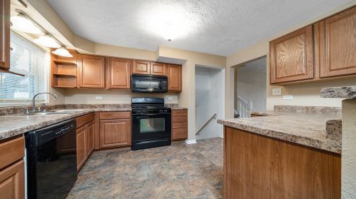 2707 Burrmont Rd, Rockford, IL 61107-1845