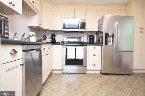 1630 Poplar Grove Dr, Herndon VA  20194-1738 exterior