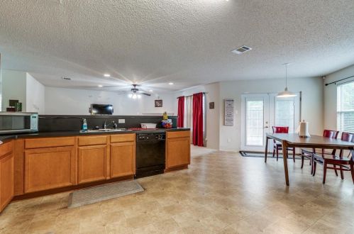 1461 Hedgewood Trl, Fort Worth TX  76112-4455 exterior