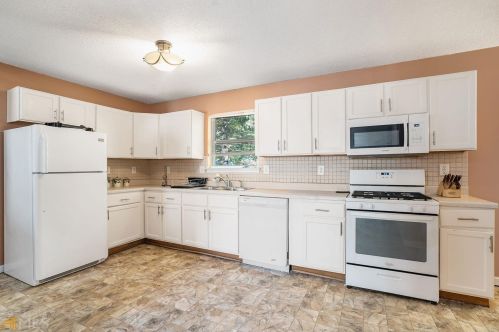 125 Edison Dr, Stockbridge GA  30281-2761 exterior