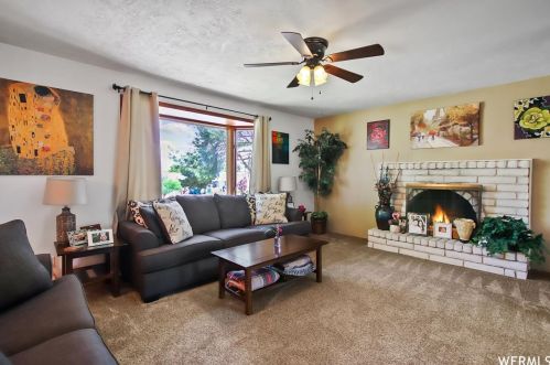 6692 Carson Cir, Taylorsville, UT 84084-2046