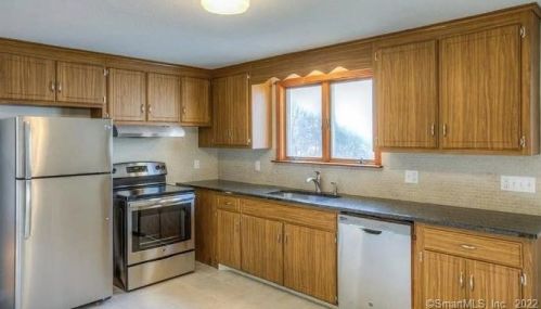 77 Elm St, Windsor CT  06095-2914 exterior
