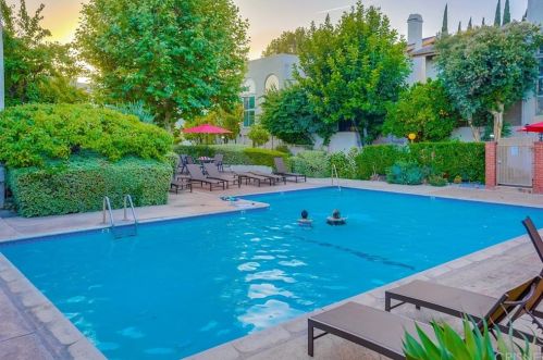 5319 Coldwater Canyon Ave, Van Nuys CA  91401-6109 exterior