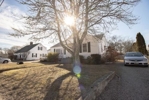 16 Charles Ave, Westerly, RI 02891-2708