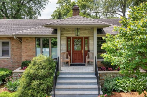 1011 Kings Ln, Glenview, IL 60025-1921