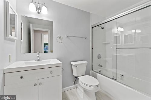 5835 Oakland Park Dr, Springfield VA  22015-2438 exterior