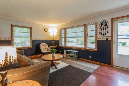 320 Elmwood Ave, Bull Valley, IL 60014-5149