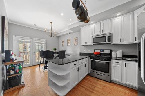 2438 Linden Pl, Chicago, IL 60647-2625