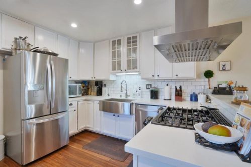 111 Mission Dr, Palo Alto, CA 94303-2756