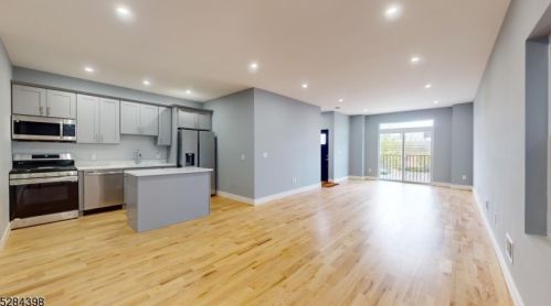 607 Hunterdon St, Newark, NJ 07108-1918