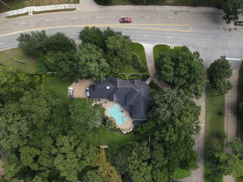 2 Wedgewood Blvd, Conroe TX  77304-1326 exterior