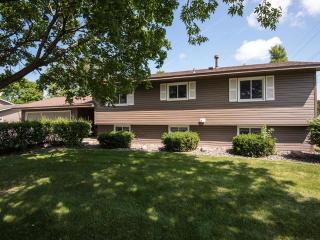 1771 Carnelian Ln, Saint Paul, MN 55122-2903