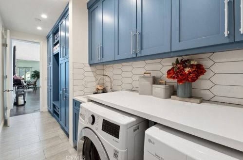 1566 Hillside Dr, Glendale CA  91208-2456 exterior