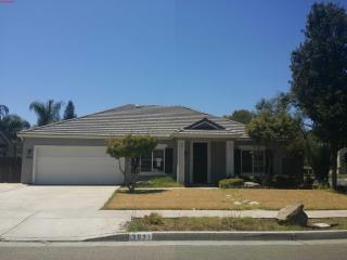 3921 Oak View St, Visalia, CA 93277-6560