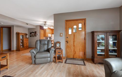 44 6th St, Columbus, MN 55025