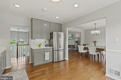 7913 Lake Pleasant Dr, Springfield VA  22153-2704 exterior