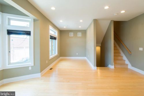 823 Darien St, Philadelphia, PA 19147-2833