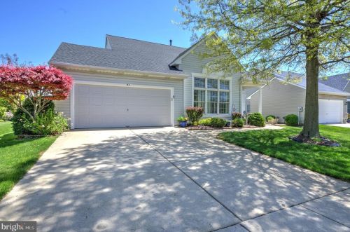 64 Lantern Ln, Columbus, NJ 08022-1112
