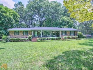 674 Winding Valley Dr, Lilburn, GA 30047-2253