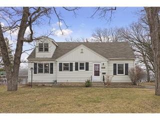113 Oak Glen Dr, Hopkins, MN 55343-9218