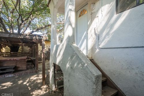 3300 Montrose Ave, Glendale CA 91214-3341 exterior