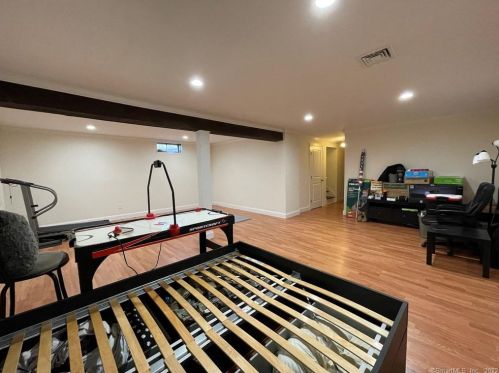 6 Little Fox Run, Huntington CT  06484-1619 exterior