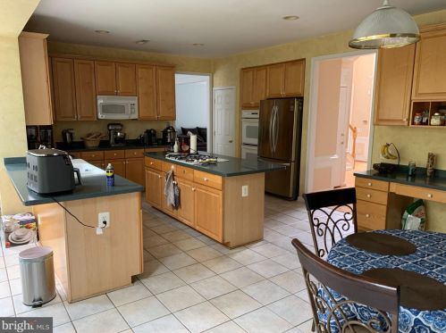 13015 Azalea Woods Way, Herndon VA  20171-4811 exterior