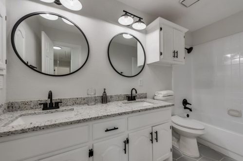 1412 Melody Ln, Carrollton TX  75006-2973 exterior