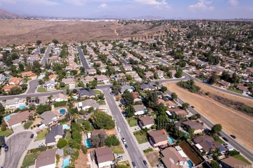 1330 Parkside Dr, Riverside CA  92506-4720 exterior