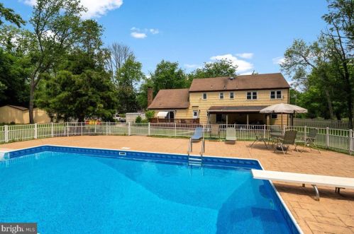 1 Teak Ln, Princeton NJ 08540-4724 exterior