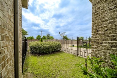 6731 Deleon St, Irving TX  75039-3437 exterior