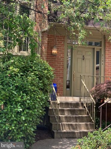 2104 Kings Garden Way, Falls Church, VA 22043-2567