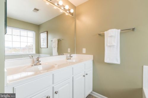 228 Lord Fairfax St, Charles Town WV  25414-2607 exterior