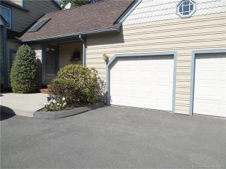 13 L Hermitage Dr, Huntington CT  06484-3829 exterior