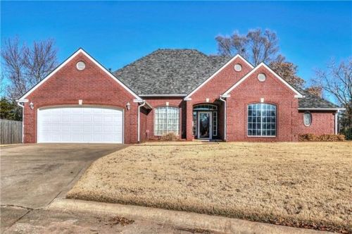 1103 Washington Cir, Tecumseh, OK 74873-2615