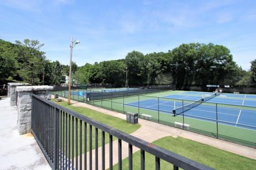 710 Lake Summit Dr, Atlanta GA  30342-1919 exterior