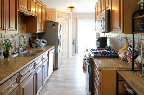 6411 Tournament Dr, Riverside CA  92509-5762 exterior