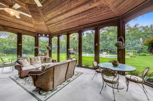 8901 Maple Ave, Willowbrook IL 60527-6469 exterior