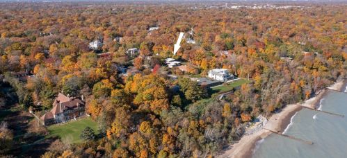 87 Ravinoaks Ln, Highland Park, IL 60035-4117