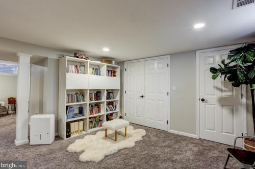 1220 Country Club Dr, Lancaster PA  17601-5208 exterior