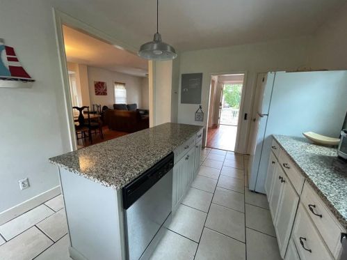 20 Narragansett Ave, Middletown RI  02840-4065 exterior