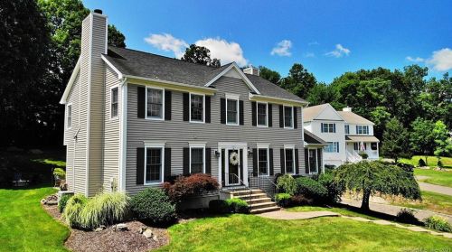 34 Mayflower Ln, Huntington, CT 06484-2292