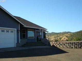880 Summerwood St, Roseburg, OR 97471-8316