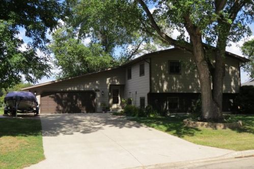 406 10th St, Jamestown, ND 58401-3251